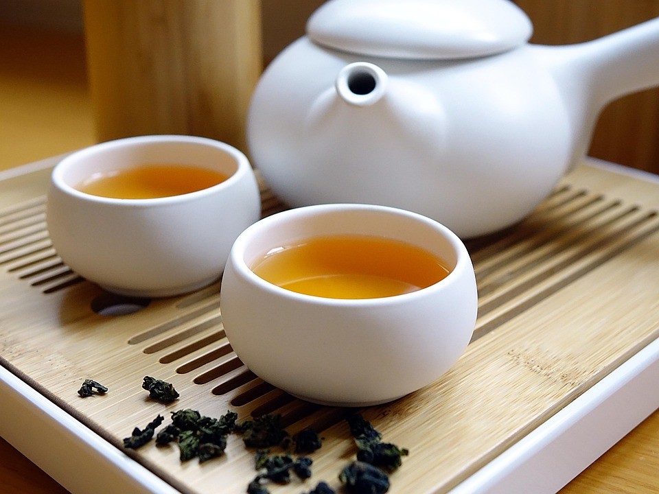 茶席上的茶壶与茶杯细节